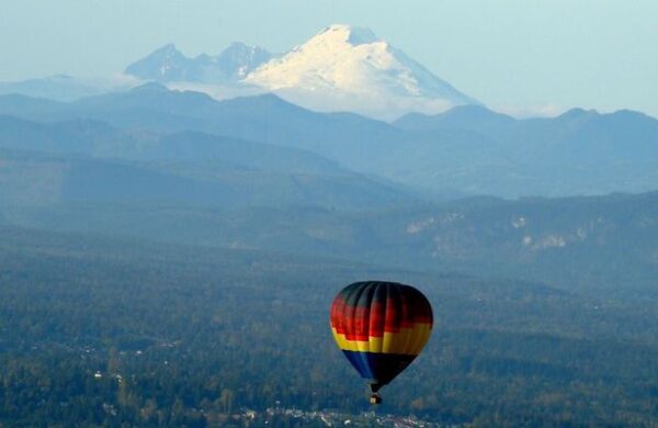 breathtaking sunrise morning hot air balloon ride over puget sound Washington